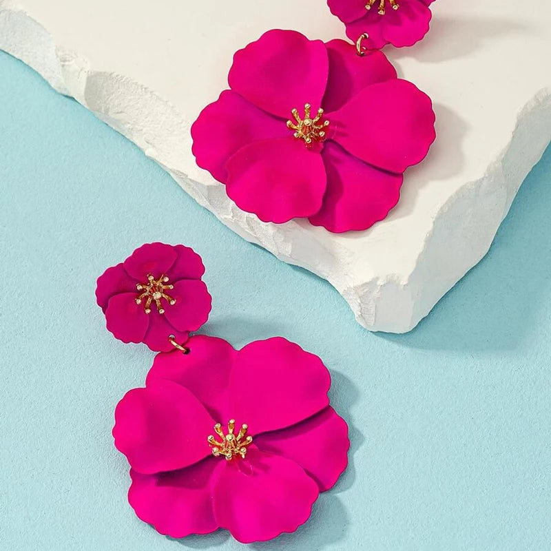 Pendientes colgantes de flor fucsia para mujer, chapados en oro, con diseño de fucsia blanca en aerosol, grandes flores colgantes, pendientes de novia para fiestas.