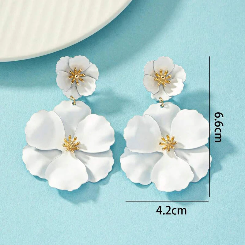 Pendientes colgantes de flor fucsia para mujer, chapados en oro, con diseño de fucsia blanca en aerosol, grandes flores colgantes, pendientes de novia para fiestas.