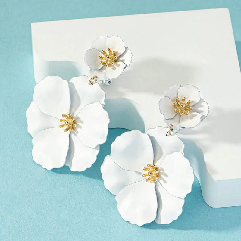 Pendientes colgantes de flor fucsia para mujer, chapados en oro, con diseño de fucsia blanca en aerosol, grandes flores colgantes, pendientes de novia para fiestas.