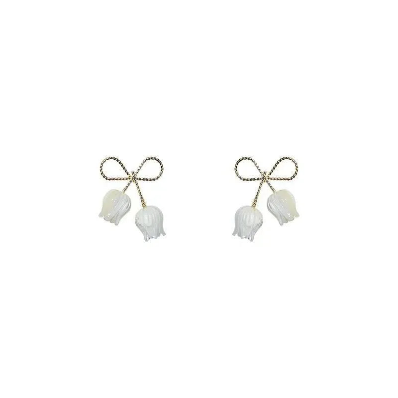 1 pair of Lady Bow Tulip earrings