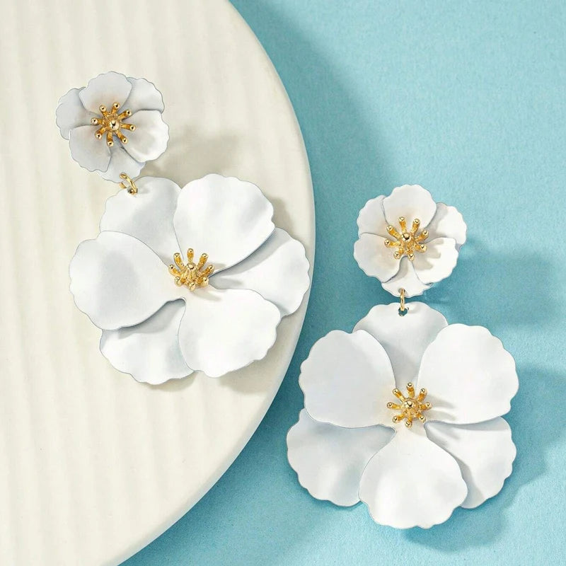 Pendientes colgantes de flor fucsia para mujer, chapados en oro, con diseño de fucsia blanca en aerosol, grandes flores colgantes, pendientes de novia para fiestas.