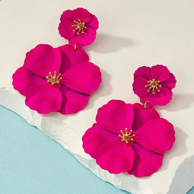 Pendientes colgantes de flor fucsia para mujer, chapados en oro, con diseño de fucsia blanca en aerosol, grandes flores colgantes, pendientes de novia para fiestas.