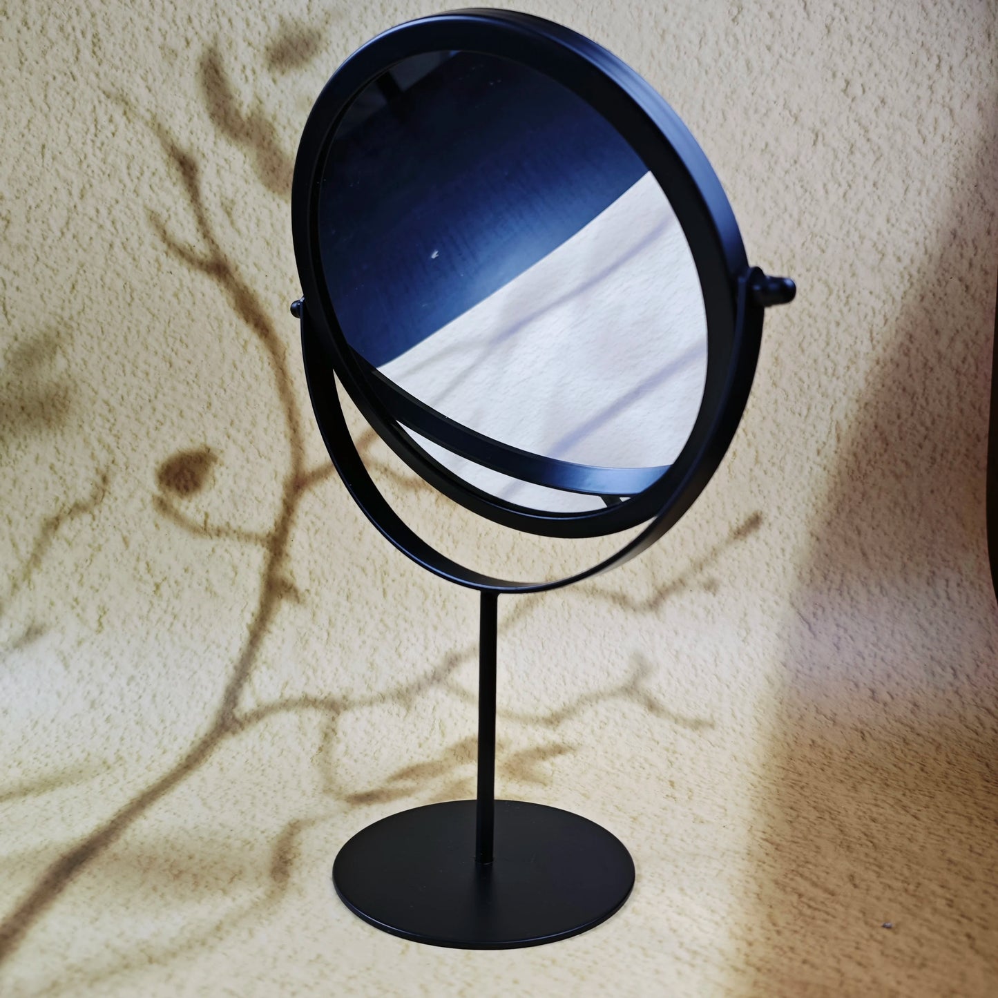 Espejo de escritorio de hierro con rotación de 360 ​​grados, textura de espejo de maquillaje para mujer, espejo de hierro creativo con un fuerte sentido del estilo.