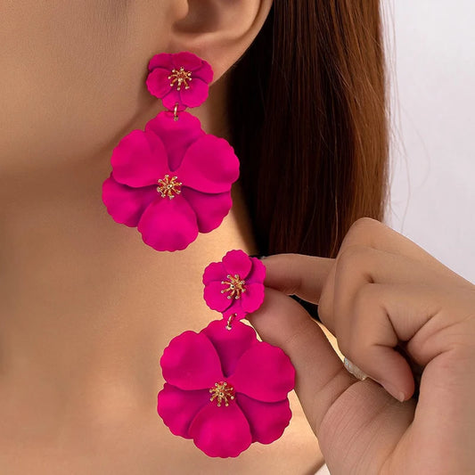Pendientes colgantes de flor fucsia para mujer, chapados en oro, con diseño de fucsia blanca en aerosol, grandes flores colgantes, pendientes de novia para fiestas.